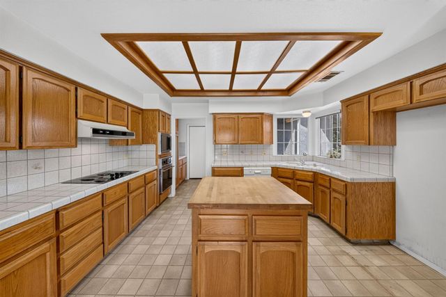 1437 E Goshen Avenue, Fresno, CA 93720