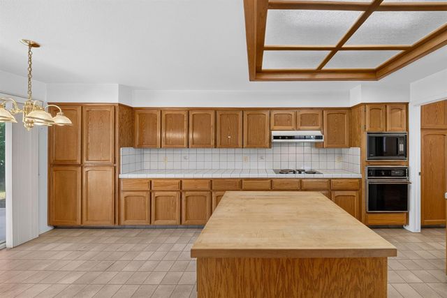 1437 E Goshen Avenue, Fresno, CA 93720