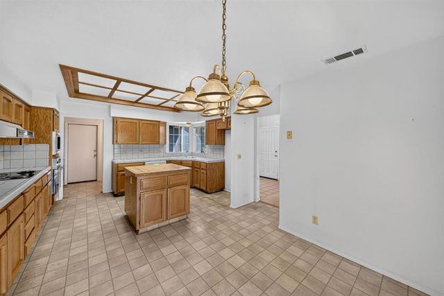 1437 E Goshen Avenue, Fresno, CA 93720