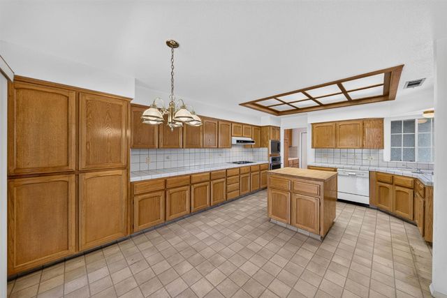 1437 E Goshen Avenue, Fresno, CA 93720