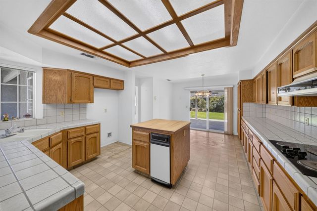 1437 E Goshen Avenue, Fresno, CA 93720
