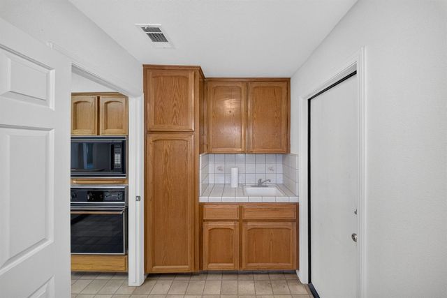 1437 E Goshen Avenue, Fresno, CA 93720