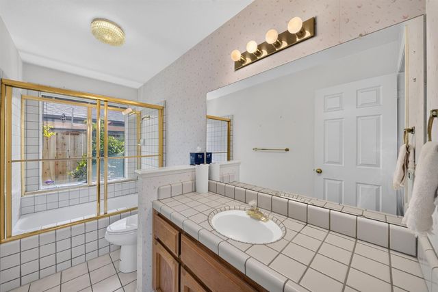 1437 E Goshen Avenue, Fresno, CA 93720