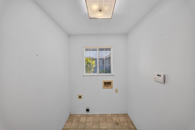 1437 E Goshen Avenue, Fresno, CA 93720