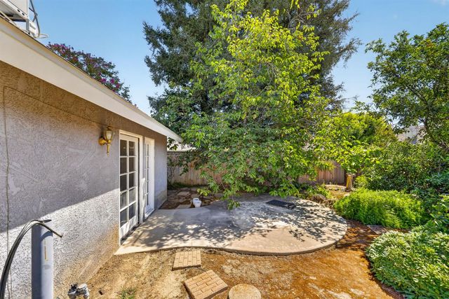 1437 E Goshen Avenue, Fresno, CA 93720