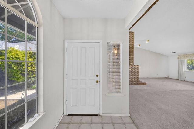 1437 E Goshen Avenue, Fresno, CA 93720