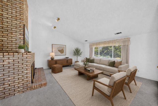 1437 E Goshen Avenue, Fresno, CA 93720