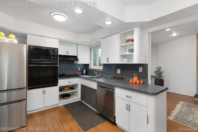 27299 Hystone Drive, Farmington Hills, MI 48334