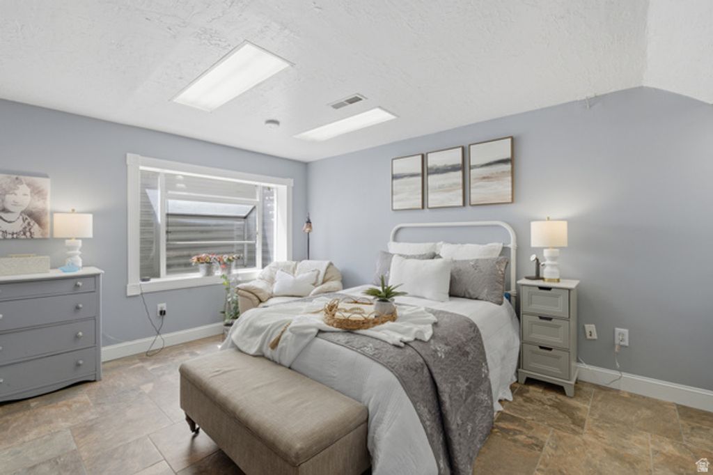 Image 3 of property listing at 4305 S HAVERFORD CT, Taylorsville, UT 84123