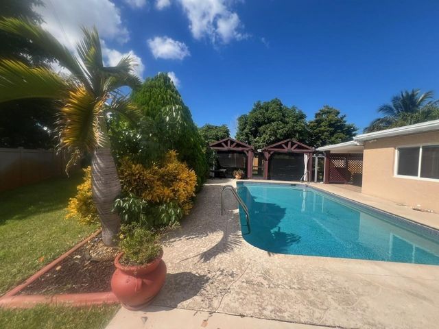 861 SW 55th Way, Margate, FL 33068