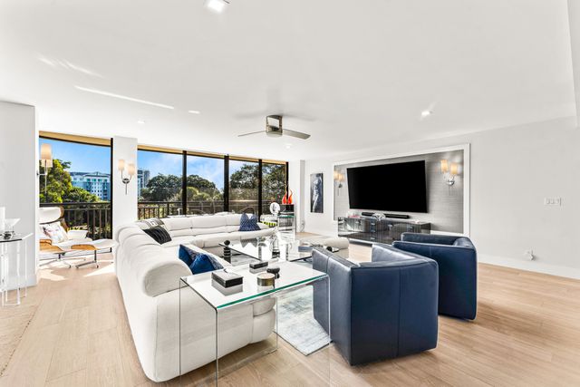 2427 Presidential Way 404, West Palm Beach, FL 33401