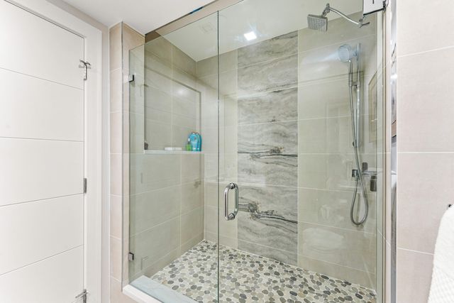 2427 Presidential Way 404, West Palm Beach, FL 33401