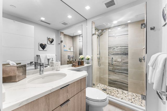 2427 Presidential Way 404, West Palm Beach, FL 33401