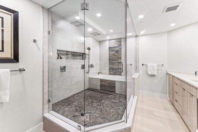 2427 Presidential Way 404, West Palm Beach, FL 33401