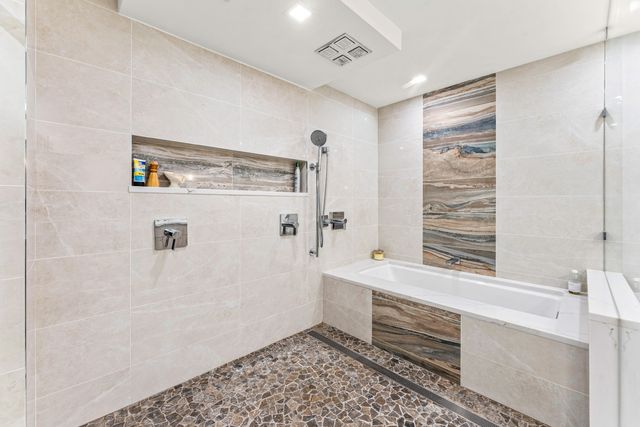 2427 Presidential Way 404, West Palm Beach, FL 33401