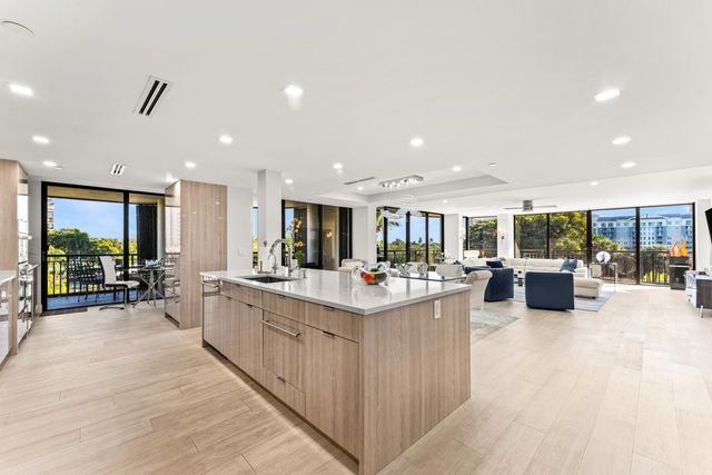 2427 Presidential Way 404, West Palm Beach, FL 33401