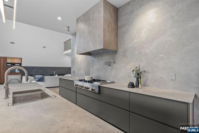 577 Floyd Street, Englewood Cliffs, NJ 07632