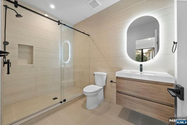 577 Floyd Street, Englewood Cliffs, NJ 07632