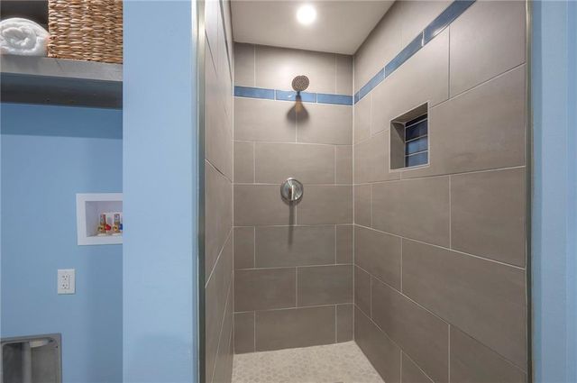 8812 W 82nd Street, Overland Park, KS 66204