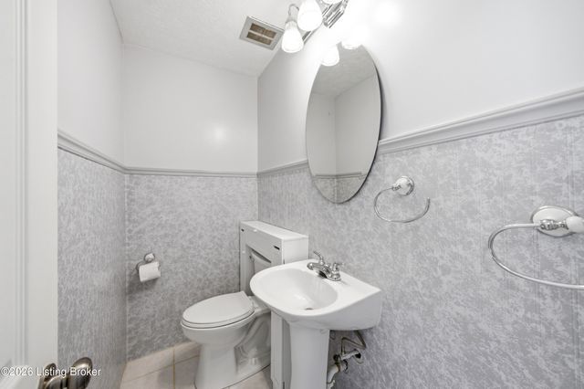 9205 Axminster Dr, Jeffersontown, KY 40299