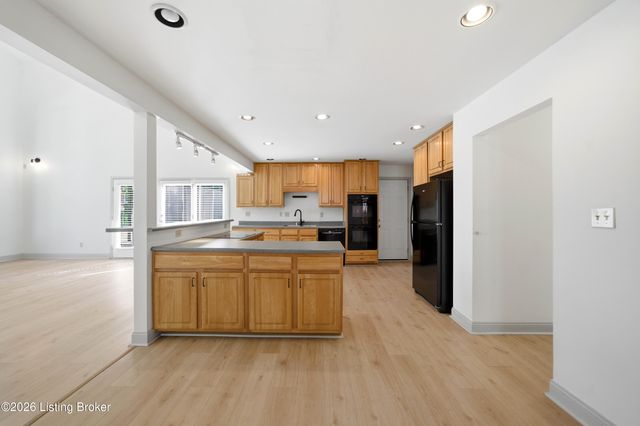 9205 Axminster Dr, Jeffersontown, KY 40299