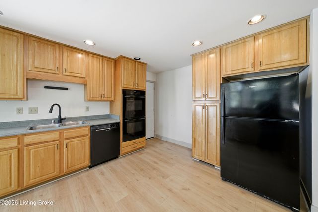 9205 Axminster Dr, Jeffersontown, KY 40299