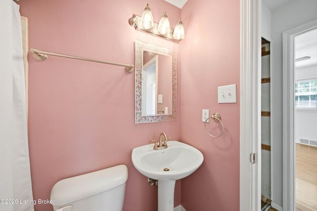 9205 Axminster Dr, Jeffersontown, KY 40299