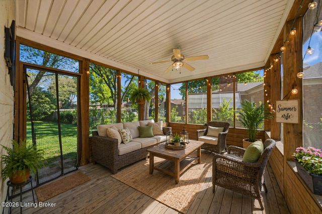 9205 Axminster Dr, Jeffersontown, KY 40299