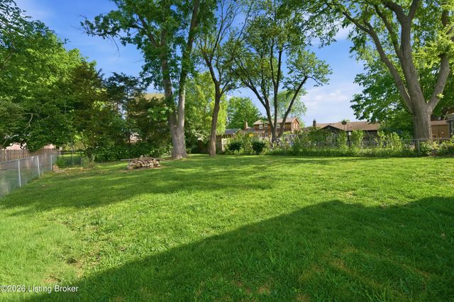 9205 Axminster Dr, Jeffersontown, KY 40299