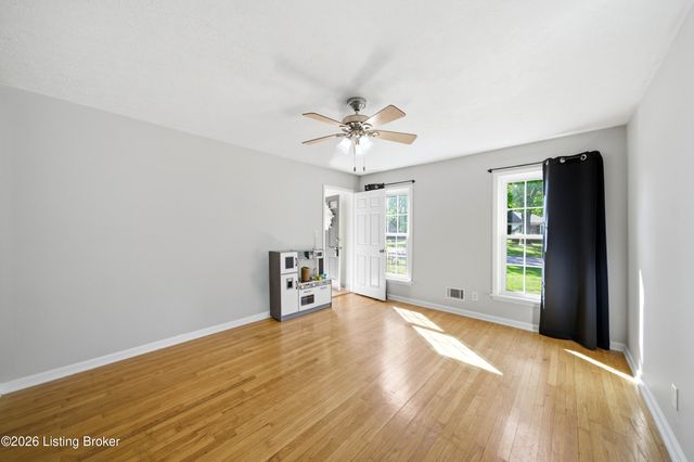9205 Axminster Dr, Jeffersontown, KY 40299