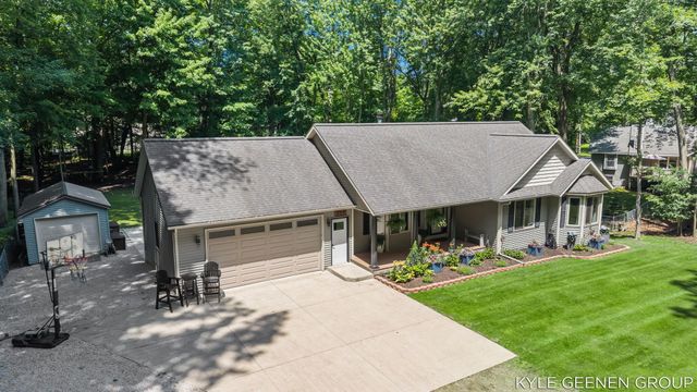208 Chicago Avenue, Park Twp, MI 49424