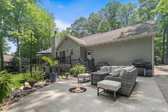 208 Chicago Avenue, Park Twp, MI 49424