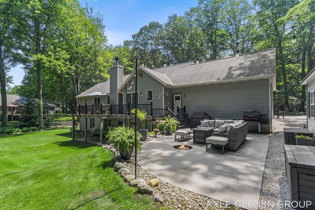 208 Chicago Avenue, Park Twp, MI 49424