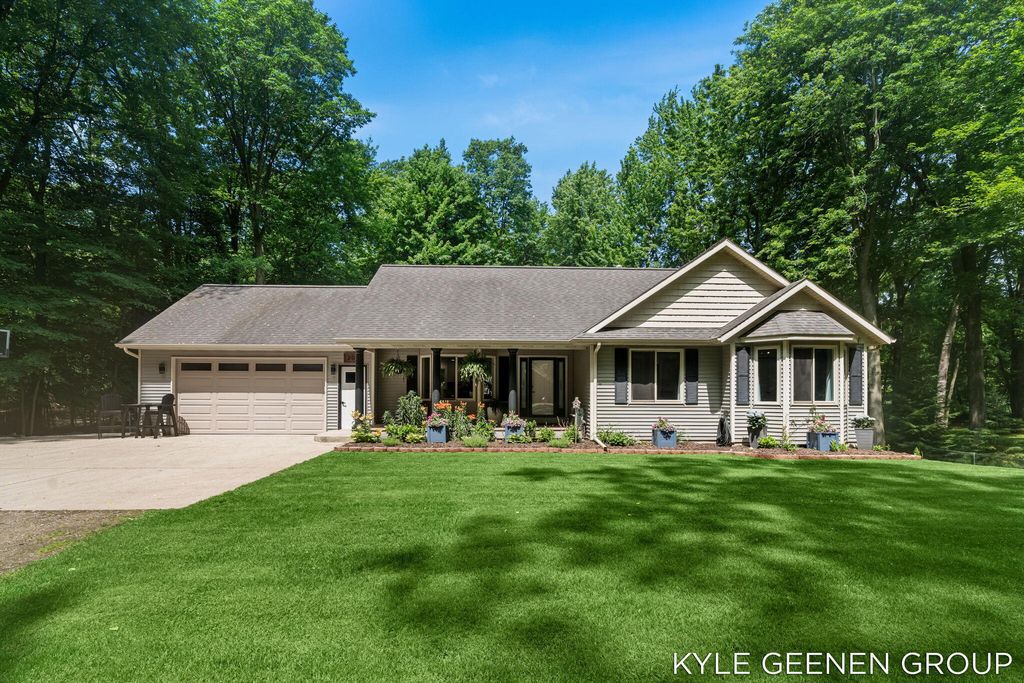 208 Chicago Avenue, Park Twp, MI 49424