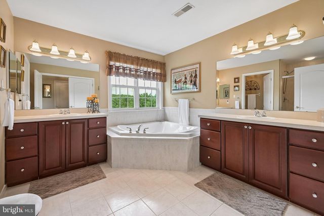 1 ROLLING GLEN CT, Mount Laurel, NJ 08054