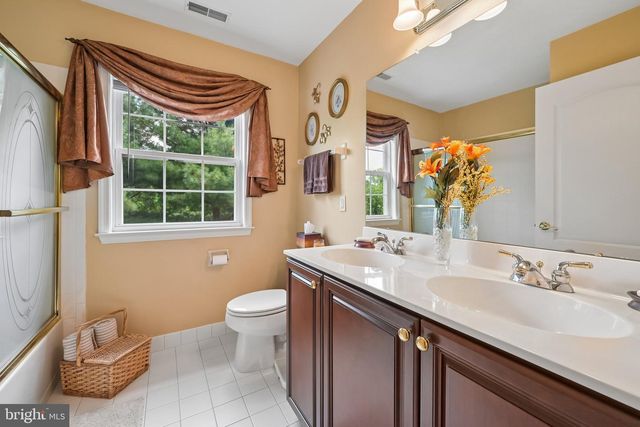 1 ROLLING GLEN CT, Mount Laurel, NJ 08054