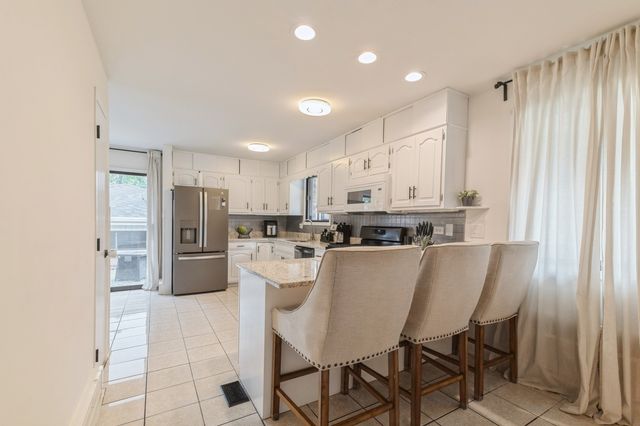 9302 S Albany Avenue, Evergreen Park, IL 60805