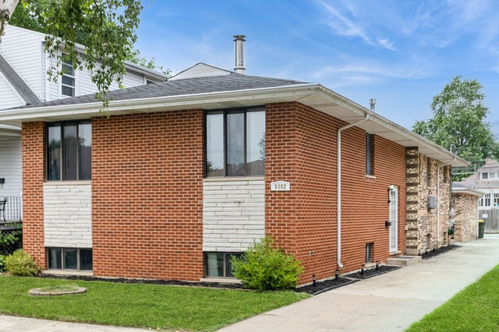 9302 S Albany Avenue, Evergreen Park, IL 60805