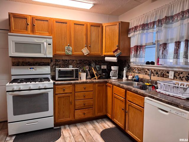 2800 S 13TH Street, Springfield, IL 62703