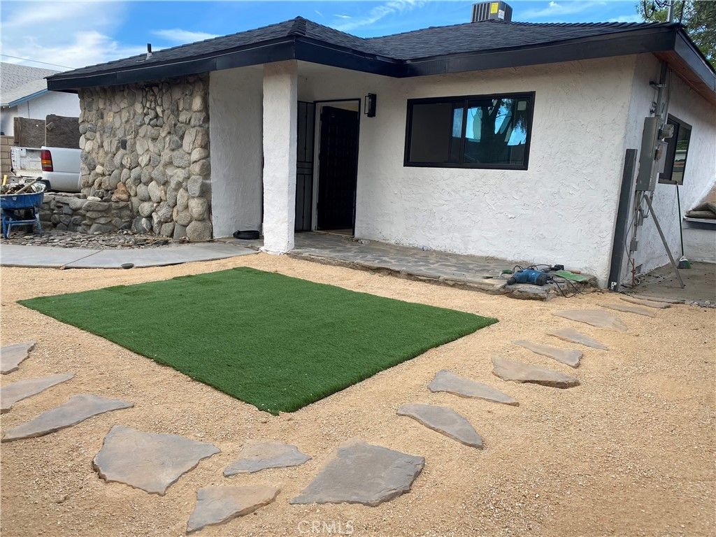 Image 7 of property listing at 1217 1215 Woodworth, San Fernando, CA 91340