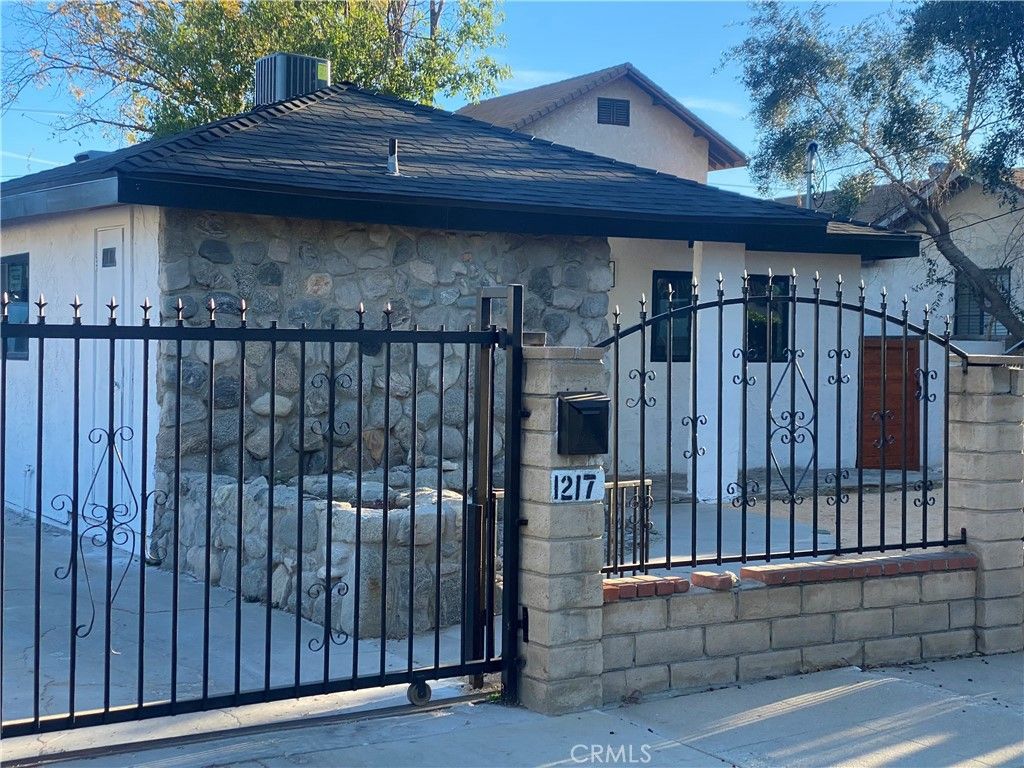 Image 9 of property listing at 1217 1215 Woodworth, San Fernando, CA 91340