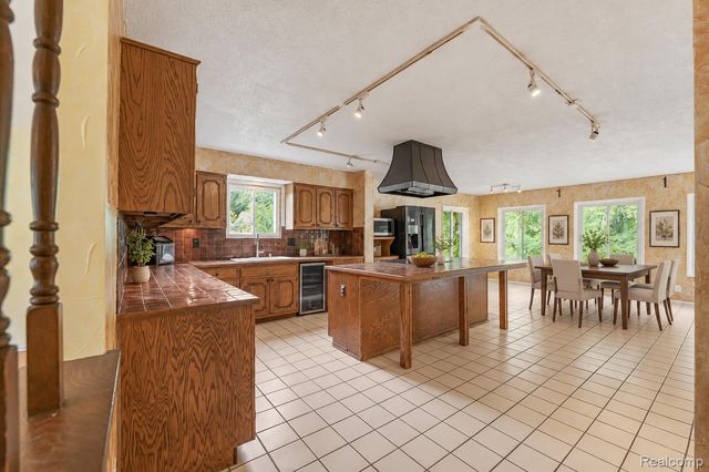 2877 Burgess Hill Drive, Waterford Charter Township, MI 48329