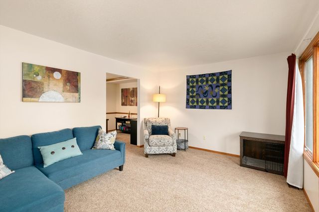 8023 Sutton Drive, Urbandale, IA 50322