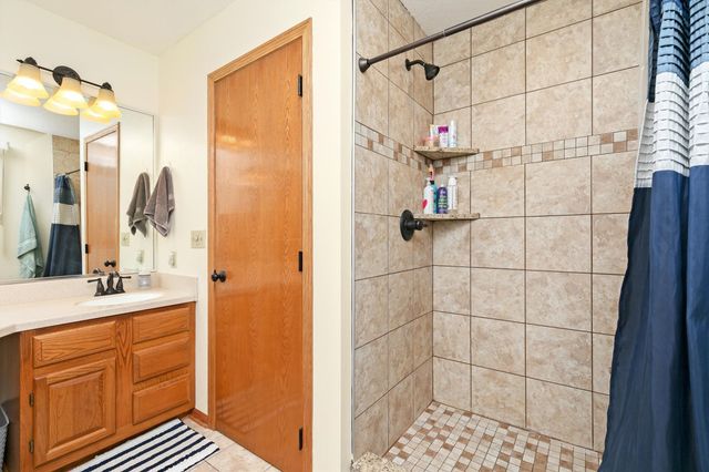 8023 Sutton Drive, Urbandale, IA 50322