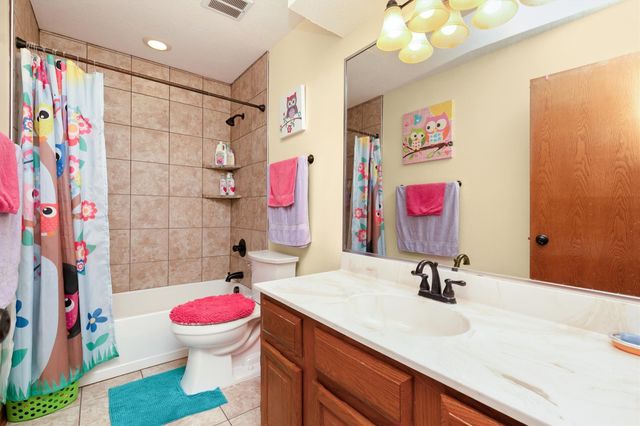 8023 Sutton Drive, Urbandale, IA 50322