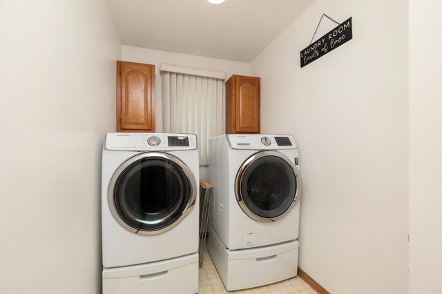 8023 Sutton Drive, Urbandale, IA 50322