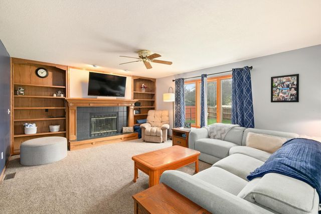 8023 Sutton Drive, Urbandale, IA 50322