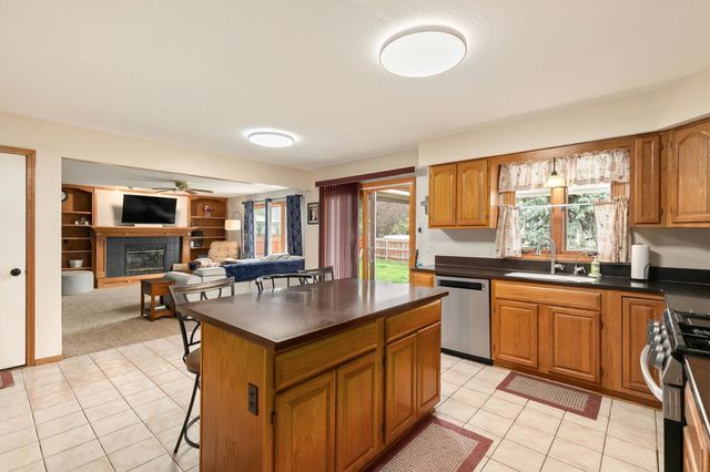 8023 Sutton Drive, Urbandale, IA 50322