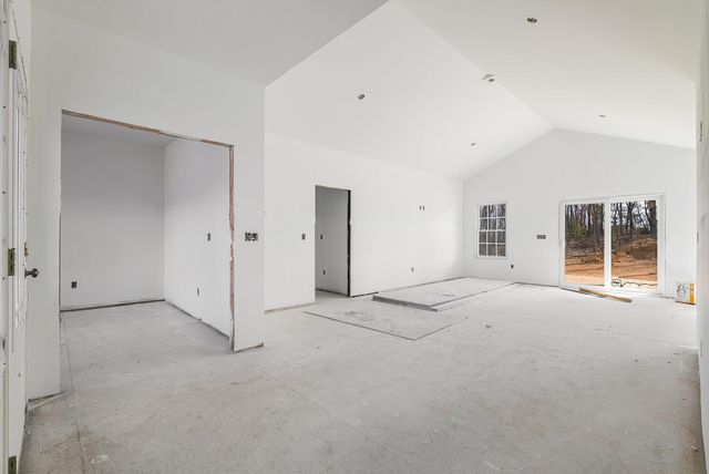 12 VALLEY MANOR DR, Staunton, VA 24401