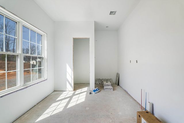 12 VALLEY MANOR DR, Staunton, VA 24401